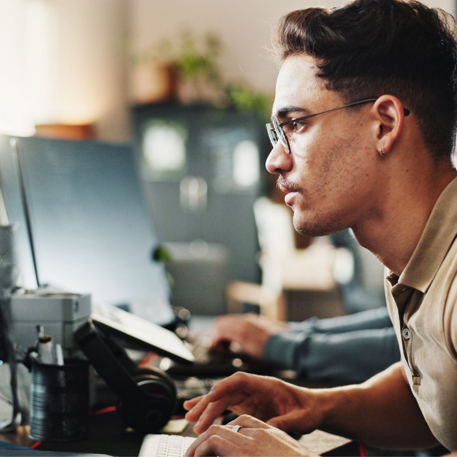 it-mitarbeiter-bidschirm-code-anschauen_header_rs