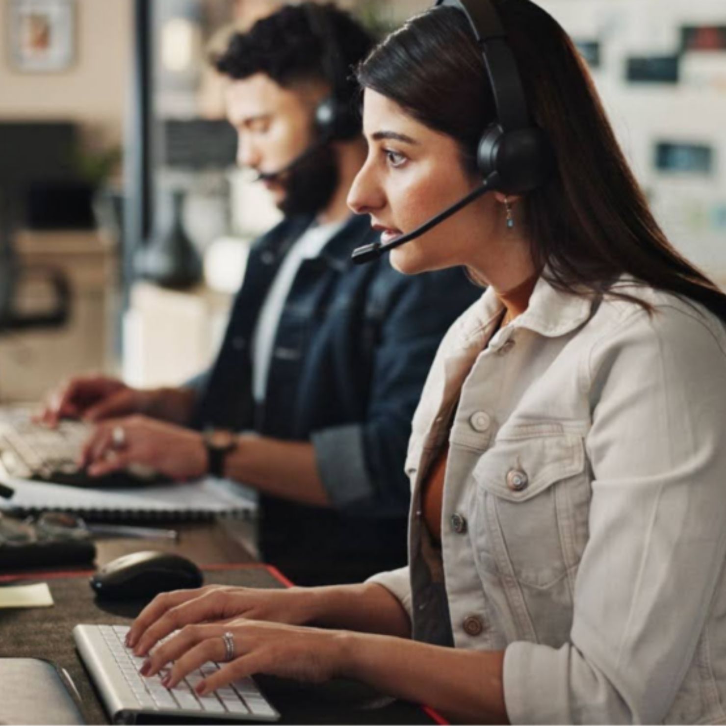 it-mitarbeiterin-headset-computer-sprechen_header_rs