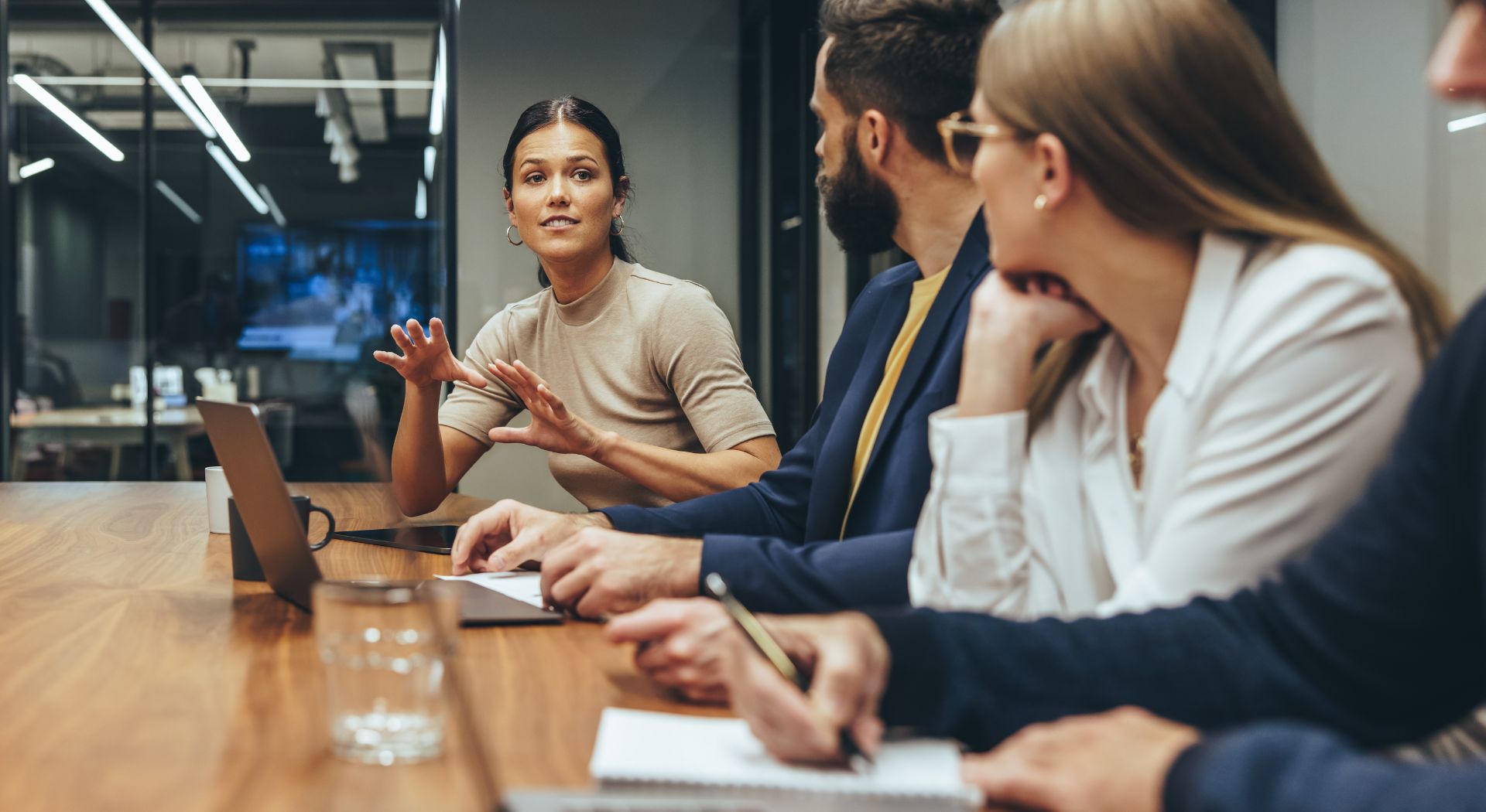 BCM_header_mitarbeiter_diskutieren_rs