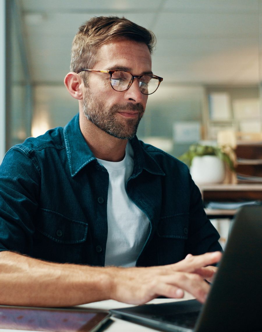 aelterer_mann_laptop_telefon_arbeiten_rs
