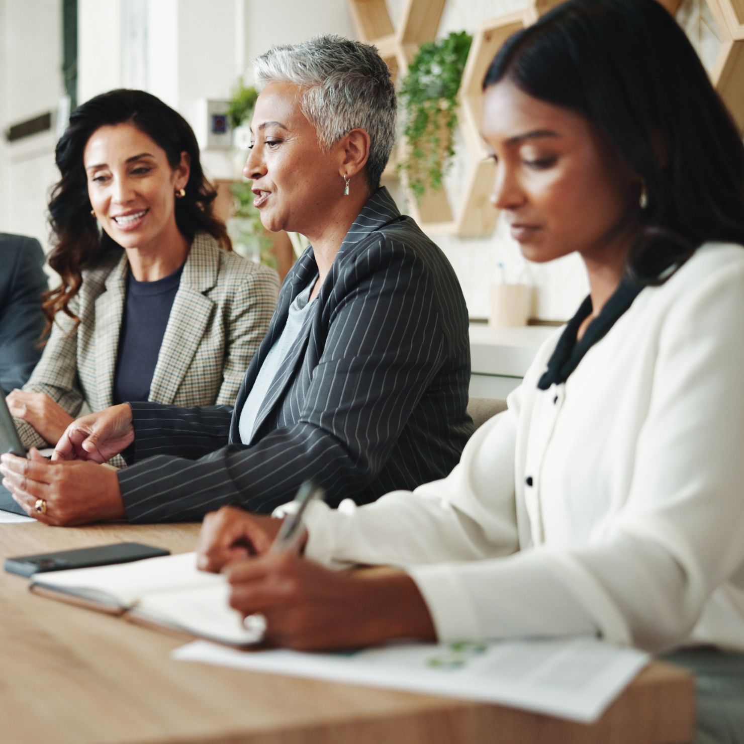 beitragsbild_konferenz_frauen_maenner_computer_beratung_rs