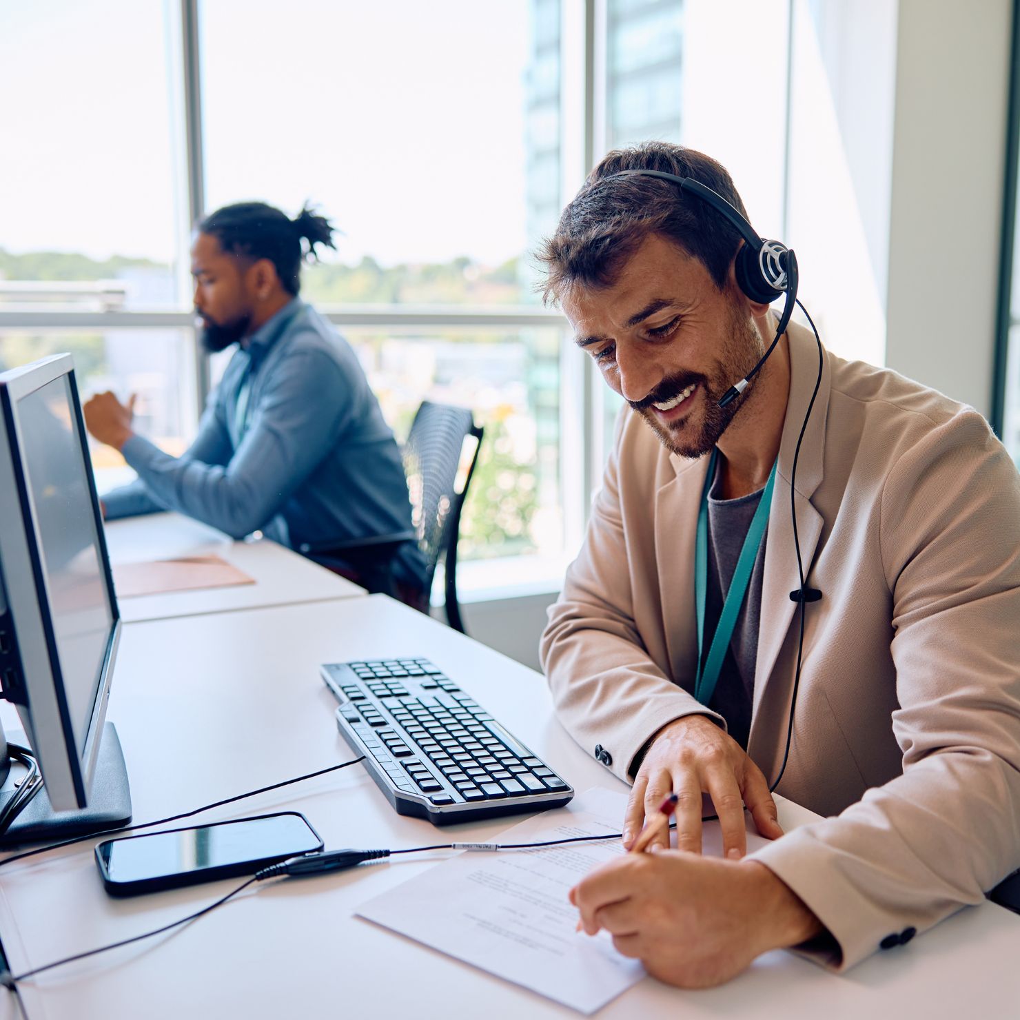 it-mitarbeiter-headset-laechelt-schreibt_rs