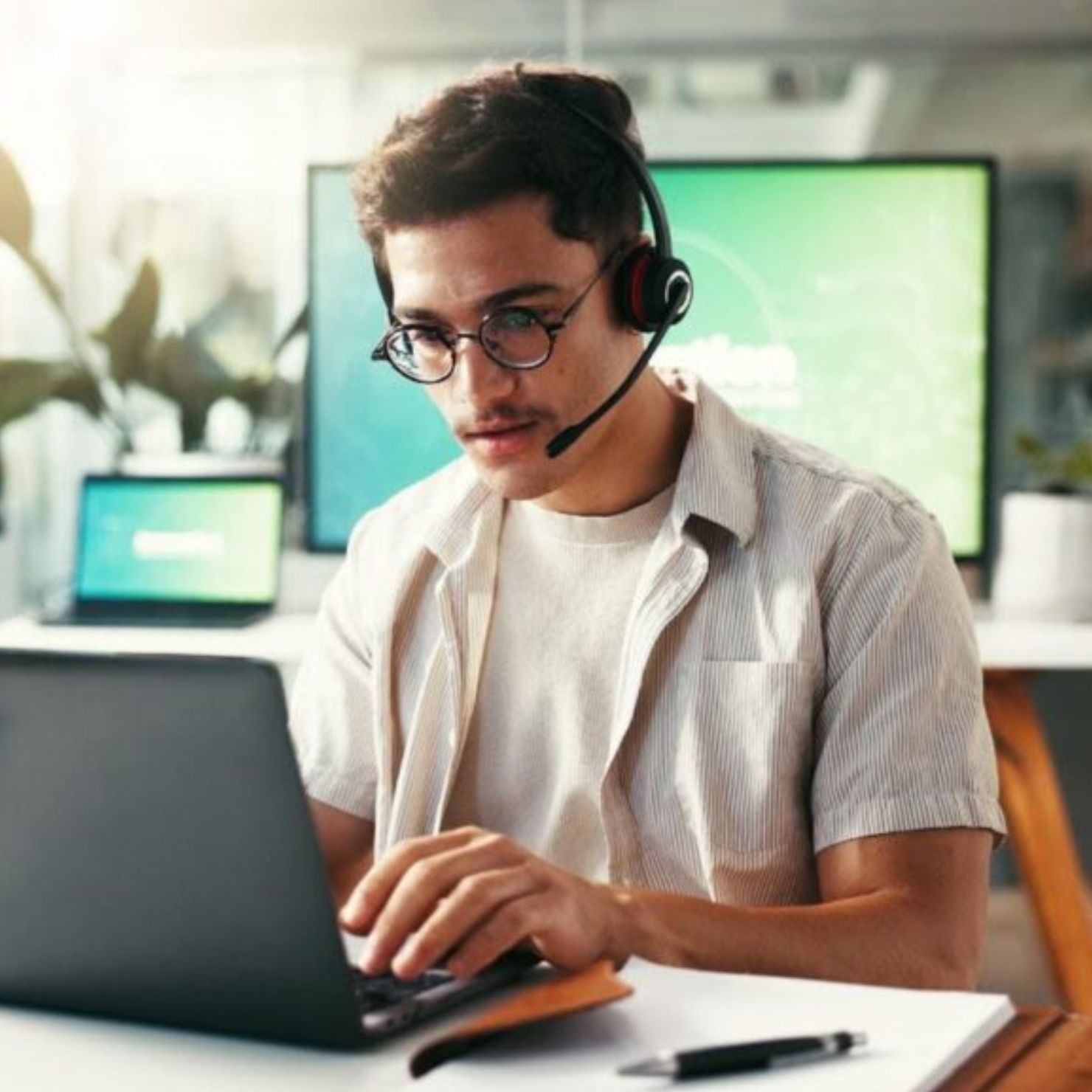 mann_laptop_headset_arbeiten_rs